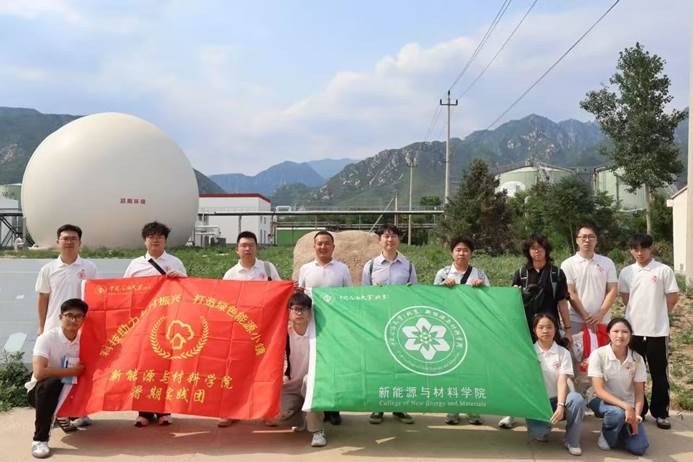 图片包括 户外, 人, 草, 男子 AI 天生的内容可能不准确。