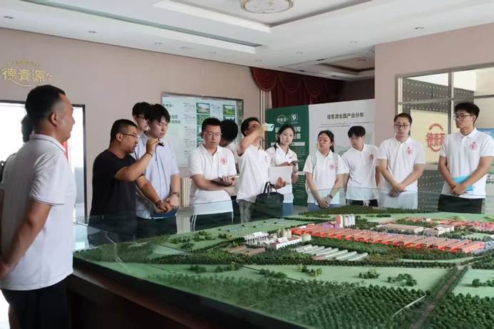 一群人站在桌子边 AI 天生的内容可能不准确。