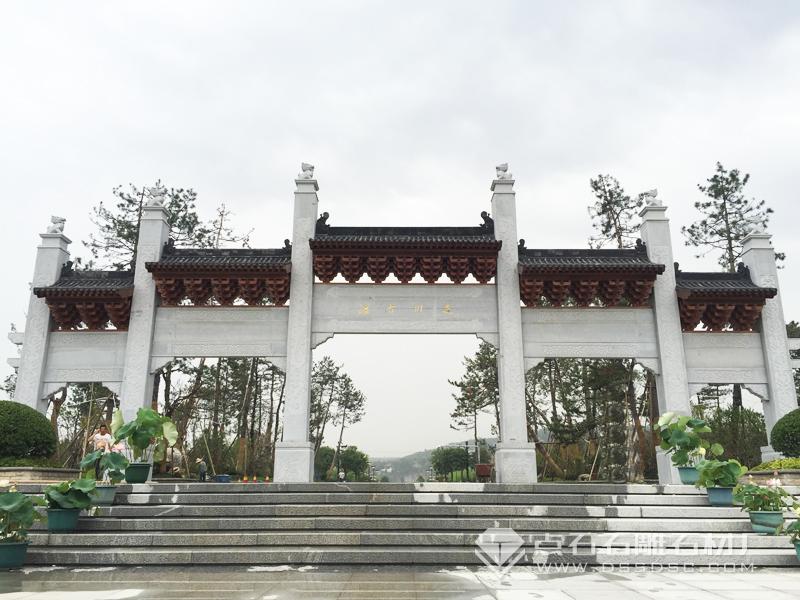 木质门楼石牌坊