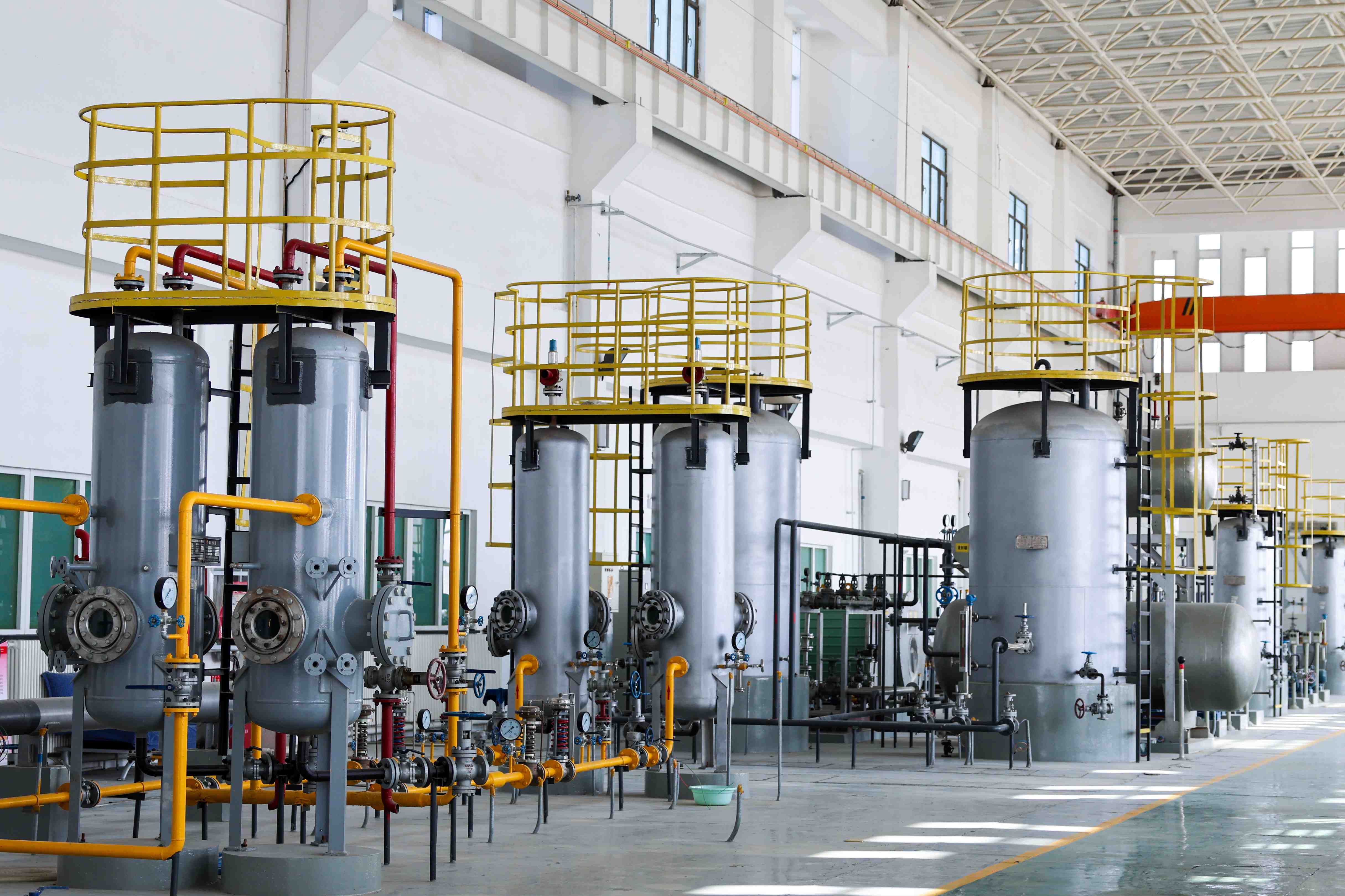 F14油气储运实训厂房，主要为油气储运工程专业学生开展实验和实习实训。厂房内有多泵站密闭运送仿真实训装置、气液两相流实验装置、输气管道实训装置、输油管道实训装置以及油库实训系统装置等模拟仿真实验实训装置，涵盖了原油、自然气长距离运输、储运、油气集输等工艺流程。 (2).JPG