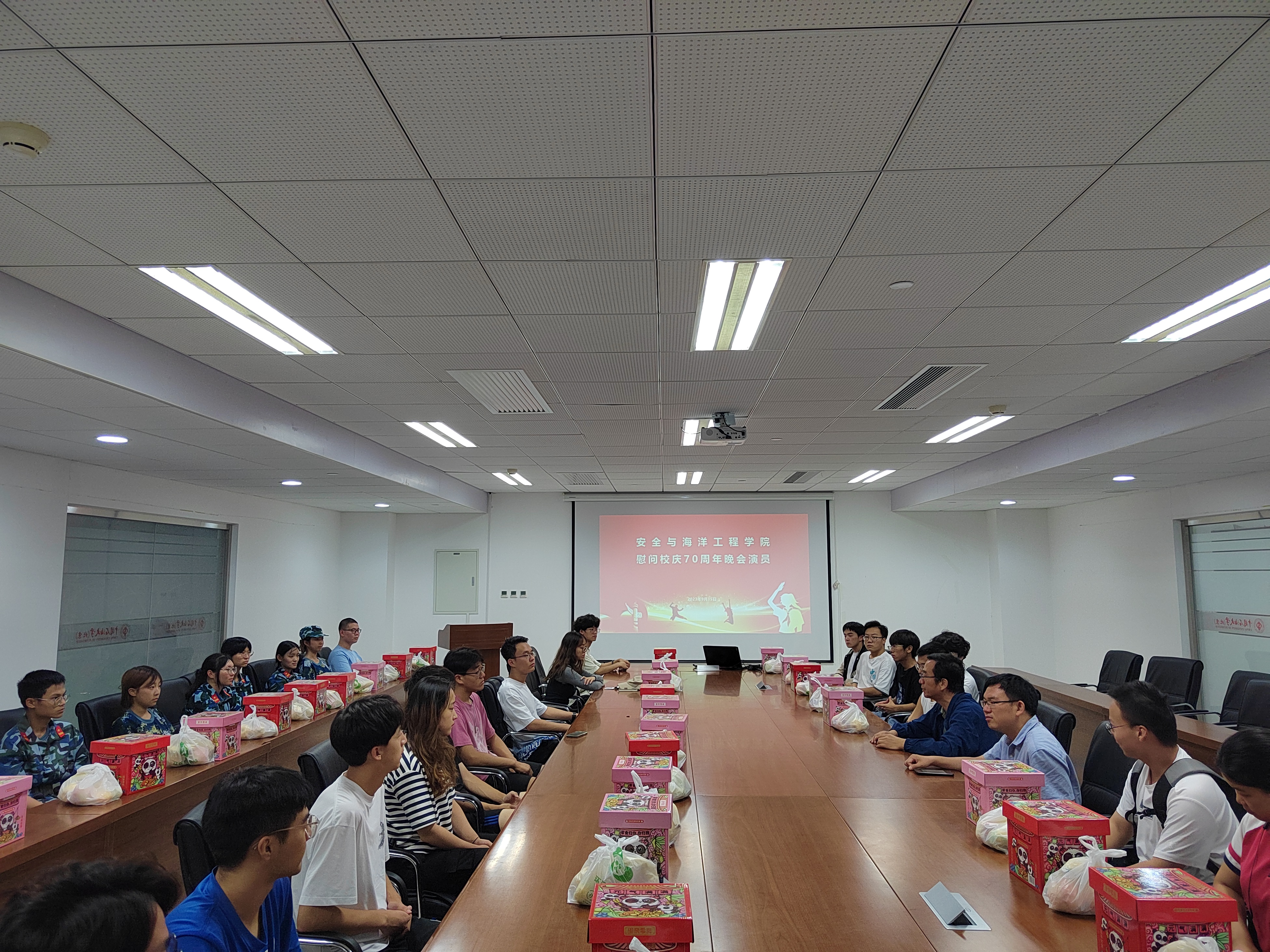 清静学院组织慰问校庆70周年文艺演出参演学生 (2).jpg