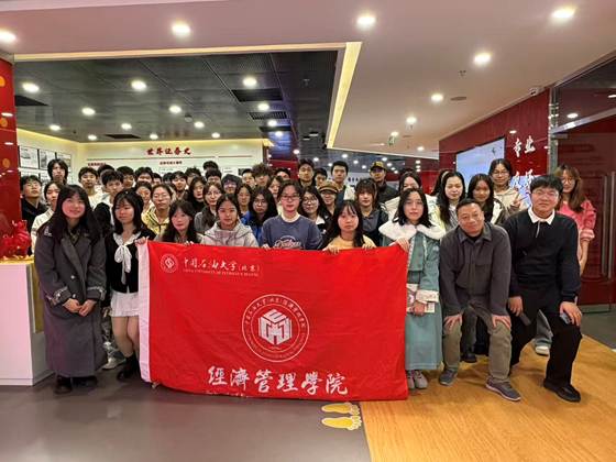 一群人站在室内 AI 天生的内容可能不准确。