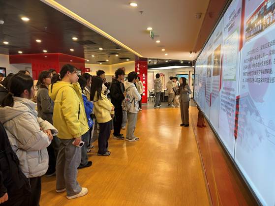 一群人站在室内 AI 天生的内容可能不准确。