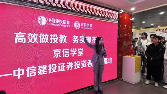 图片包括 站, 男子, 游戏机, 女人 AI 天生的内容可能不准确。